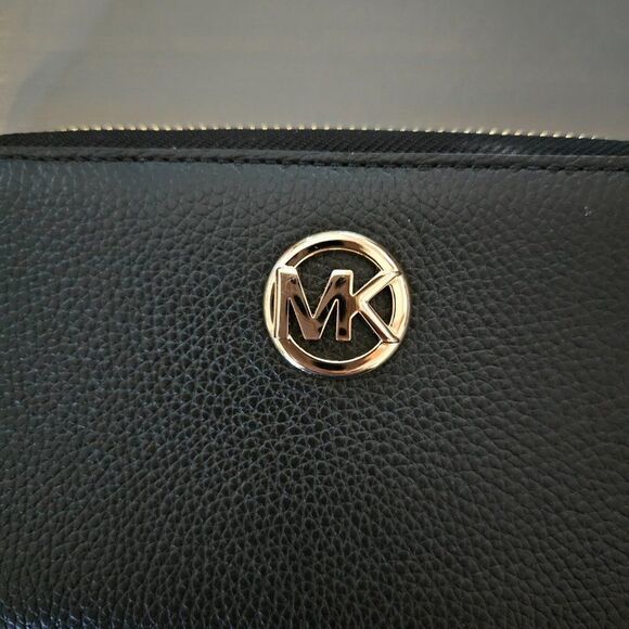 Michael Kors Women's Jet Set Black Pebbled Leather Zip Around Wallet - Picture 3 of 11